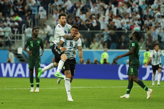Messi corre a abrazar a Marcos Rojo tras su golazo ante Nigeria