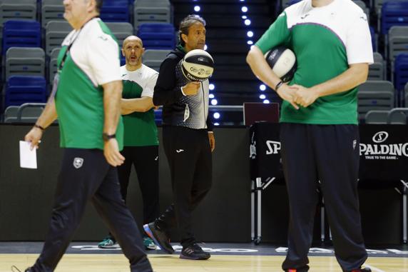 Luis Casimiro, entrenador del Unicaja, durante un entrenamiento
