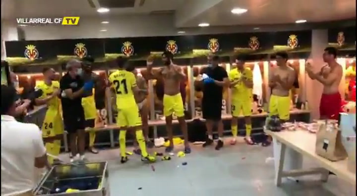 Ovación a Bruno Soriano en el vestuario del Villarreal Ovación a Bruno Soriano en el vestuario del Villarreal