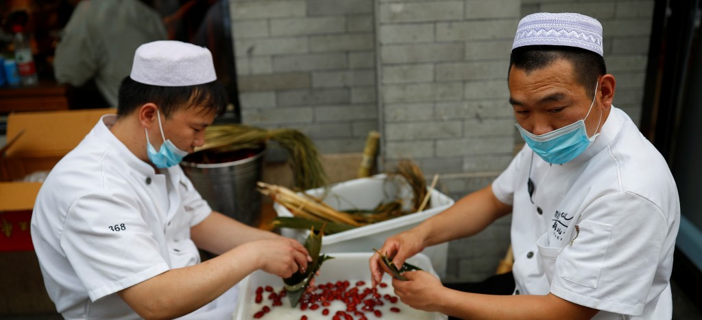 China pide a empresas estatales detener compras de productos agrícolas de EU