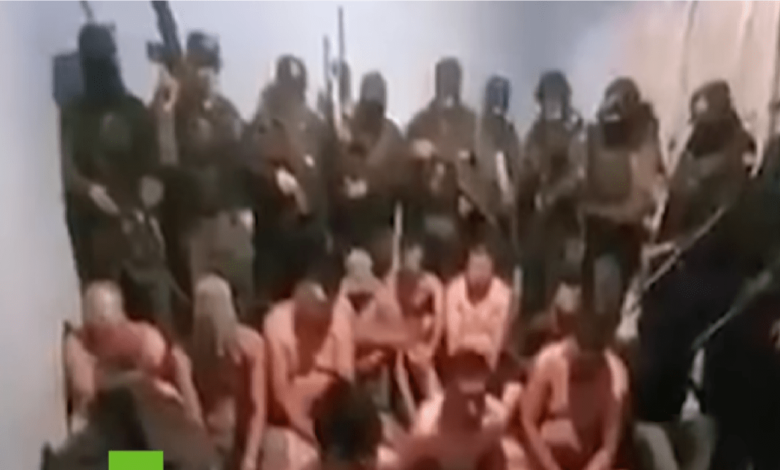 Circula video: Sicarios encañonan e interrogan a integrantes del Cártel Jalisco; revelan asesinatos (VIDEO)