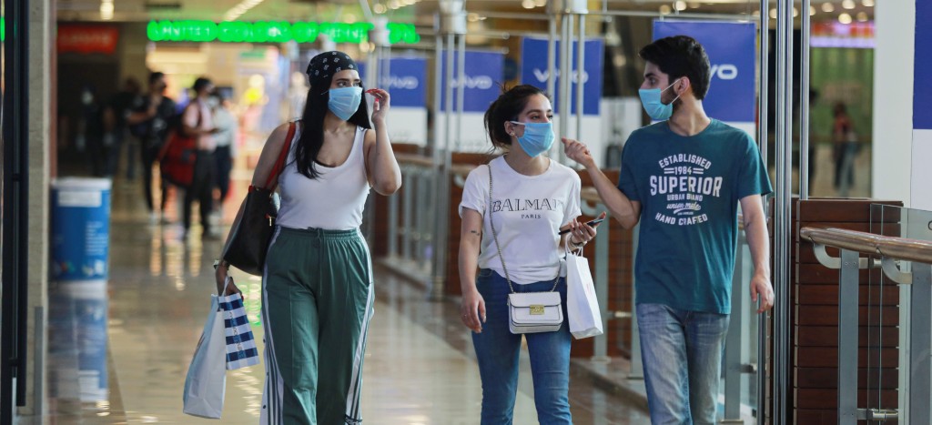 Con récord en casos de Covid-19, reabren comercio en la India