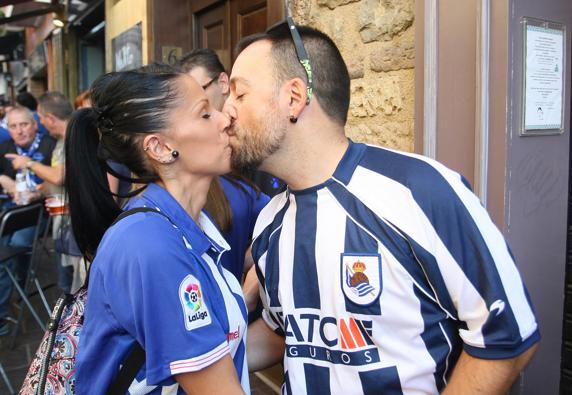 Una aficionada del Alavés y un 'realzale' se besan en Gasteiz