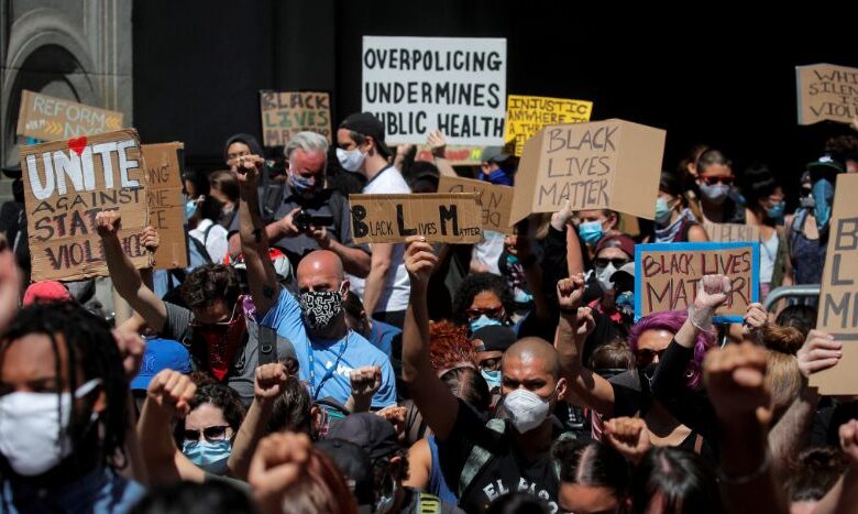 Detienen a miembro del Ku Klux Klan por arrollar manifestantes durante protesta en Virginia