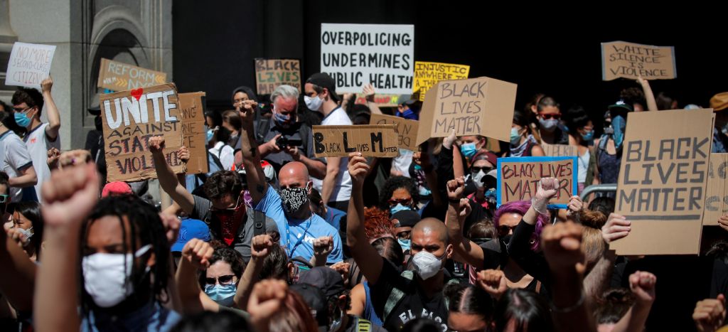 Detienen a miembro del Ku Klux Klan por arrollar manifestantes durante protesta en Virginia