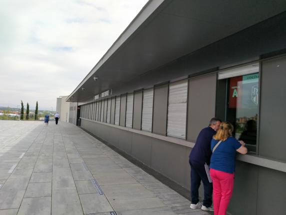 Aficionados del Atlético en la Oficina de Atención al Socio