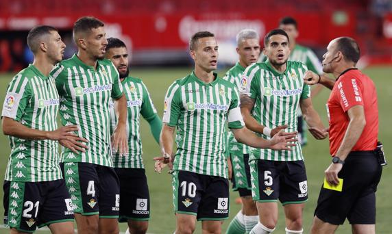 Los jugadores del Betis discuten el penalti pitado por Mateu Lahoz