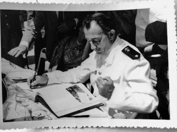 Dalí vestit d'almirall per visitar Franco el 1950.