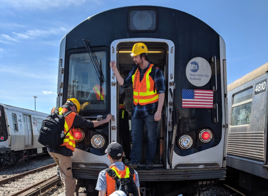 El inicio de robótica permite que las máquinas se acerquen a medida que los humanos mantienen su distancia