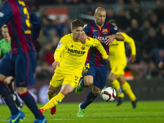 Luciano Vietto pugna por un balón con Mascherano durante su etapa en el Villarreal