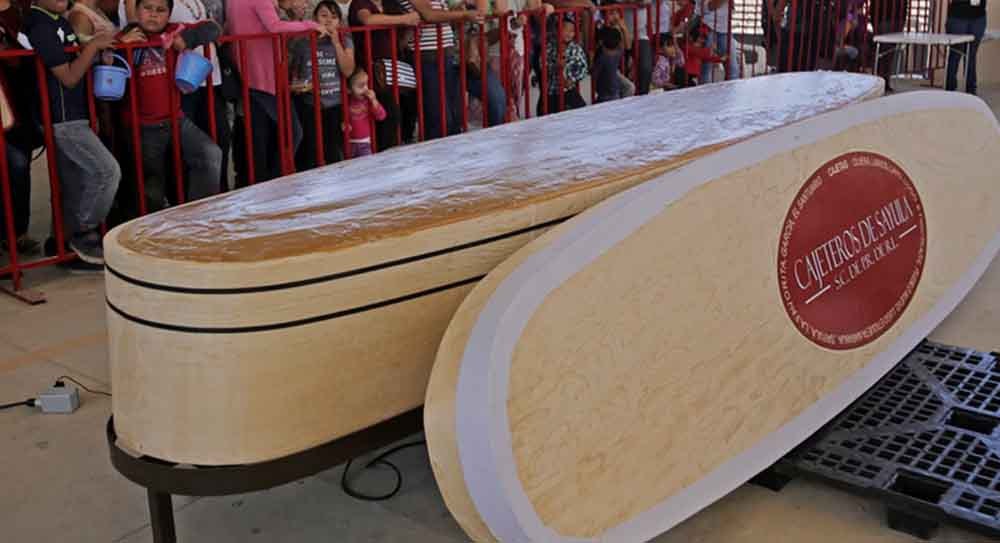 Elaboran la cajeta más grande del mundo, pesa unos ¡1600 kilos¡