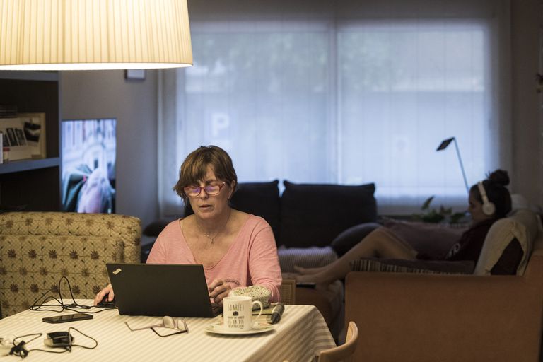 Una mujer trabaja desde el salón de su casa.