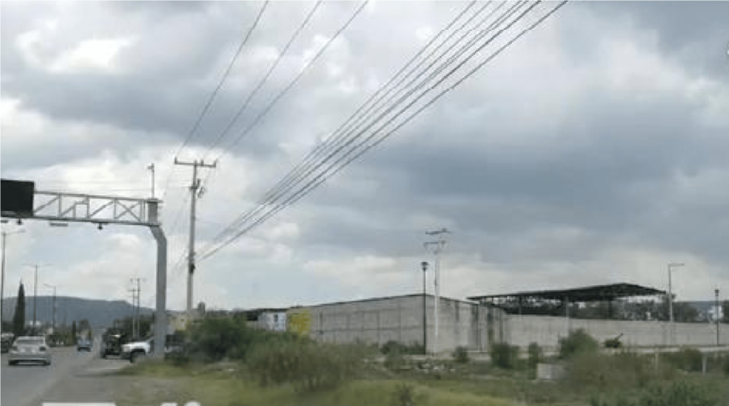 Enfrentamiento a balazos entre policías y delincuentes, hieren a 2 policías, en San José Iturbide