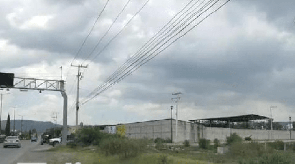 Enfrentamiento a balazos entre policías y delincuentes, hieren a 2 policías, en San José Iturbide