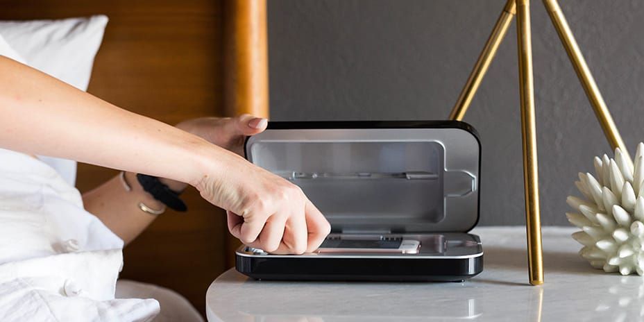 Este desinfectante de luz UV mantendrá su teléfono libre de gérmenes