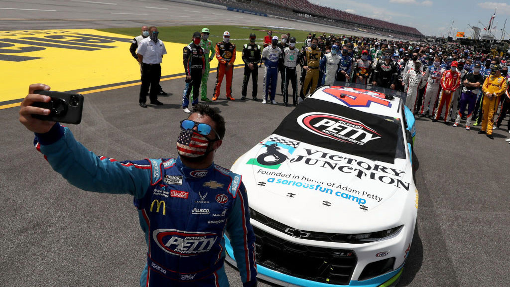 FBI investiga hallazgo de soga de ahorcamiento en garage de piloto afroamericano