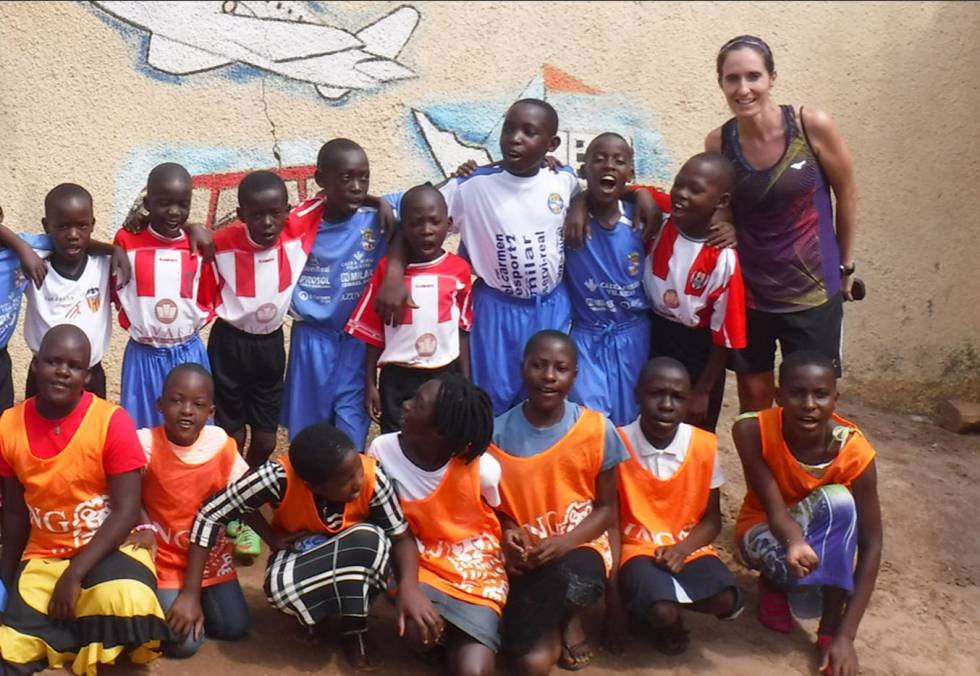 Patricia Campos y uno de los equipos de Uganda.
