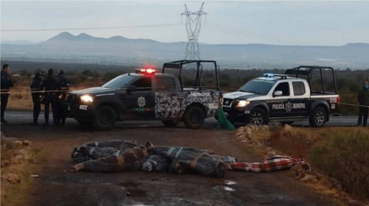 Hallan “tirados” 15 muertos, los sujetos estaban maniatados y encobijados, en una carretera