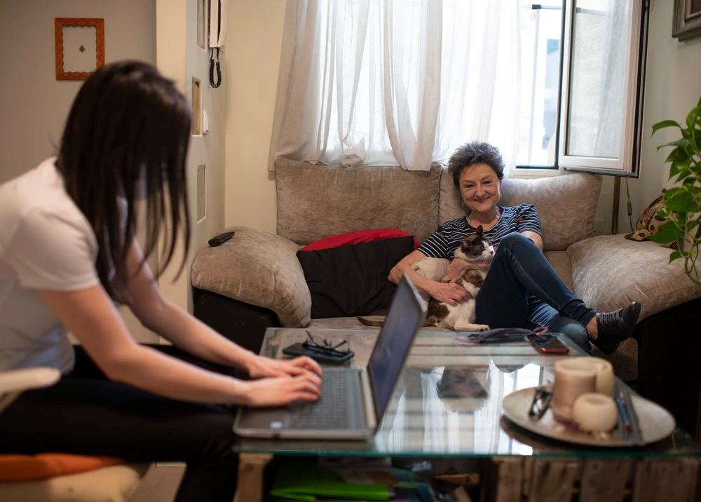 Imposible trabajar sin tocar: así es la nueva normalidad de tatuadores o dentistas