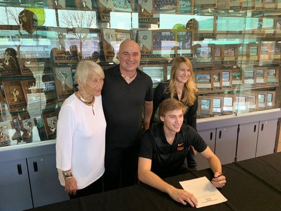 Jaden Agassi, con sus padres Andre y Steffi y su abuela materna, Heidi, tras comprometerse para jugar con la USC, Universidad del Sur de California