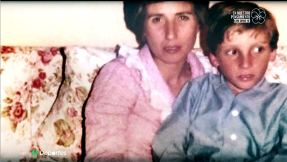 José Luis Martínez-Almeida y su madre, que le inculcó el sentimiento por el Atlético de Madrid.