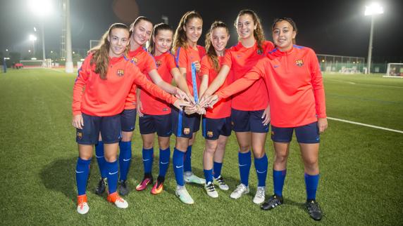 Las canteranas del Barça Laia Aleixandri, Ona Batlle, Paula Fernández, Berta Pujadas, Candela Andújar, Anna Torrodà y Claudia Pina posan en un reportaje para FCB.