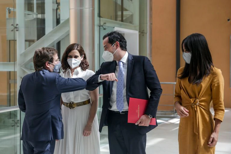 Desde la izquierda: el alcalde de Madrid, José Luis Martínez-Almeida (de espaldas); la presidenta de la Comunidad de Madrid, Isabel Díaz Ayuso; el vicepresidente de la Comunidad de Madrid, Ignacio Aguado; y la vicealcaldesa de Madrid, Begoña Villacís, en la Real Casa de Correos.