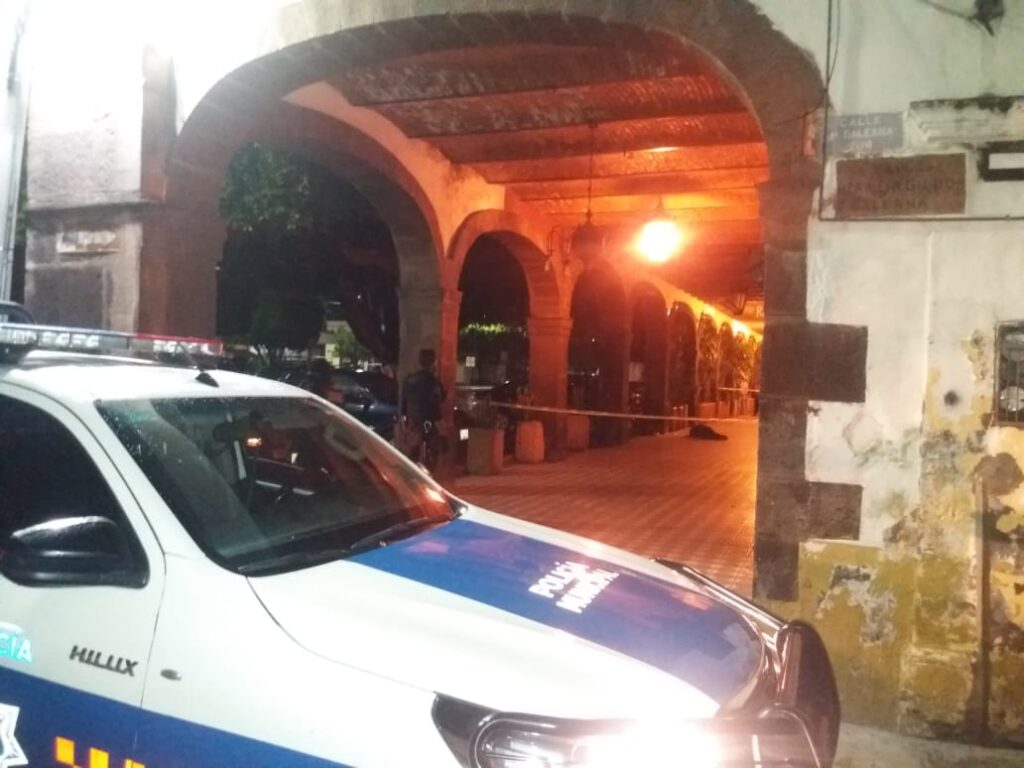 Muere hombre de frío al dormir en los Portales de San Juan del Río