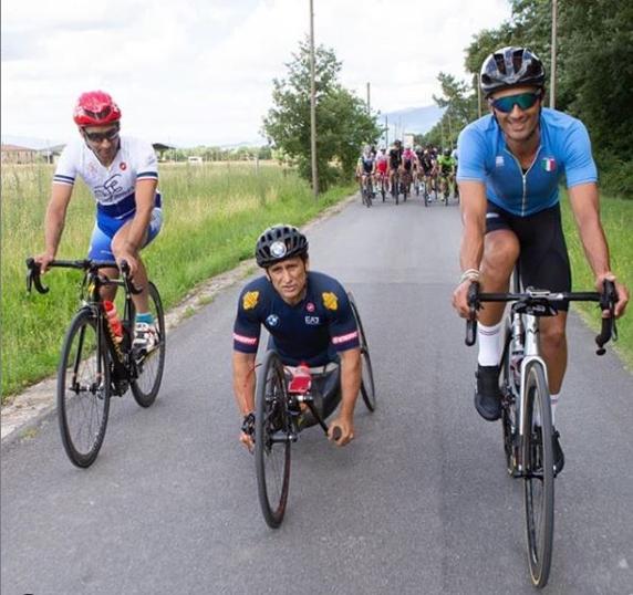 Zanardi, junto a Daniele Bennati, en la primera etapa del Obiettivo Tricolor, antes del accidente