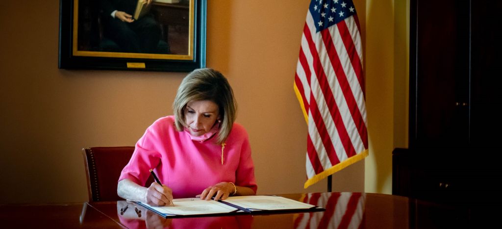 Pelosi denuncia despliegue de fuerzas sin identificar durante protestas en Washington