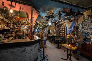 El abigarrado bar A Galería, en Fisterra.