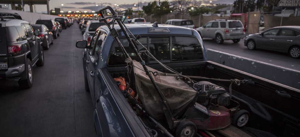 Restringen un mes más tránsito terrestre entre México y EU