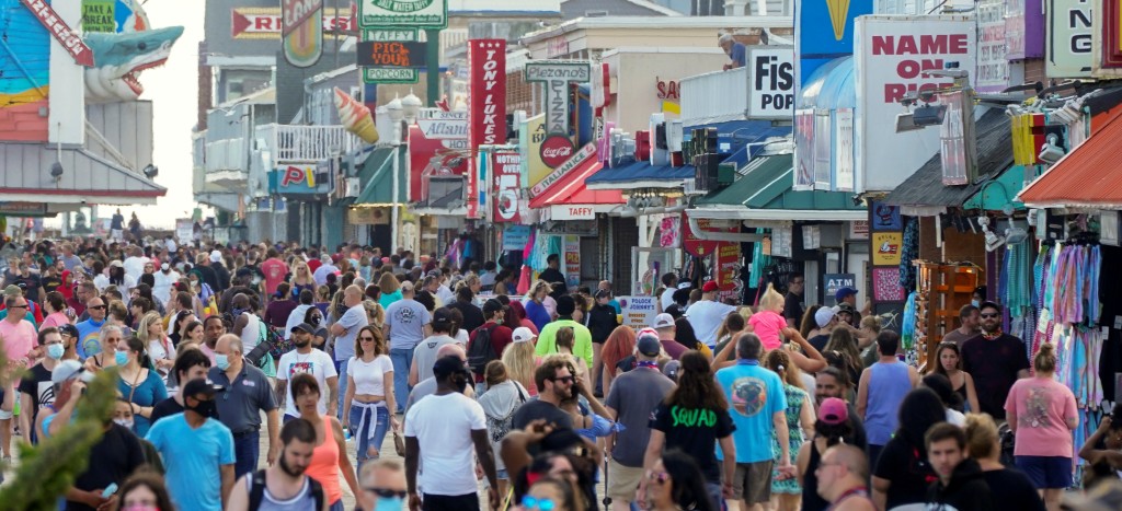 Río de Janeiro reabre centros comerciales y bares pese a cifras récord de contagios