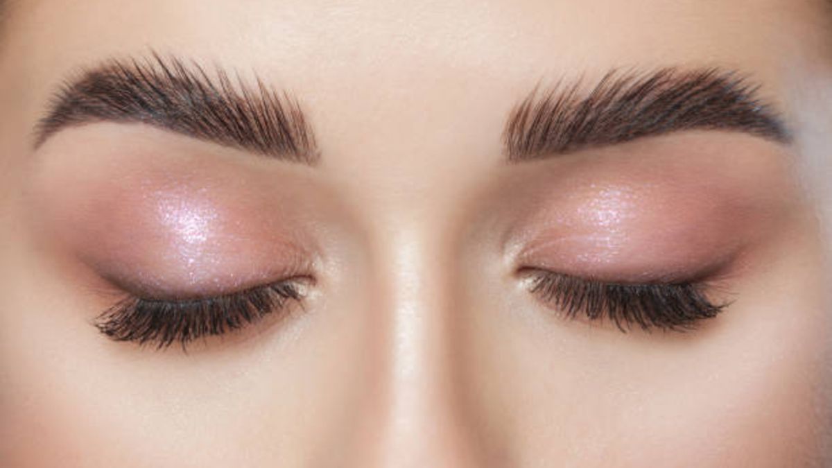 Sérums y tratamientos eficaces para recuperar el grosor de las cejas