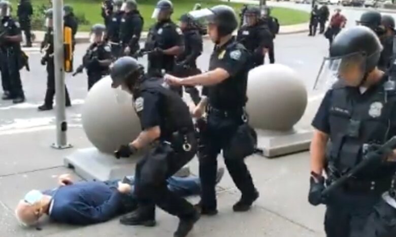 Suspenden a policías que durante protesta en NY hirieron de gravedad a hombre de 75 años | Video