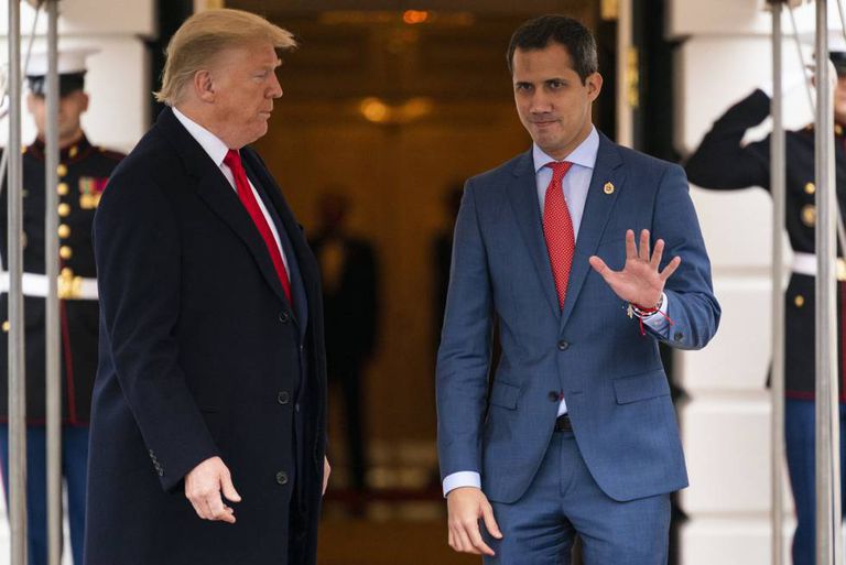 El presidente Donald Trump recibe al presidente interino de Venezuela, Juan Guaidó, en la Casa Blanca, el pasado febrero.