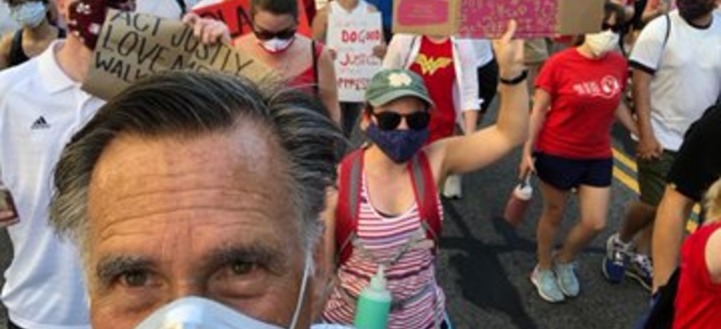 Trump se mofa de Romney por participar en protestas vs. el racismo