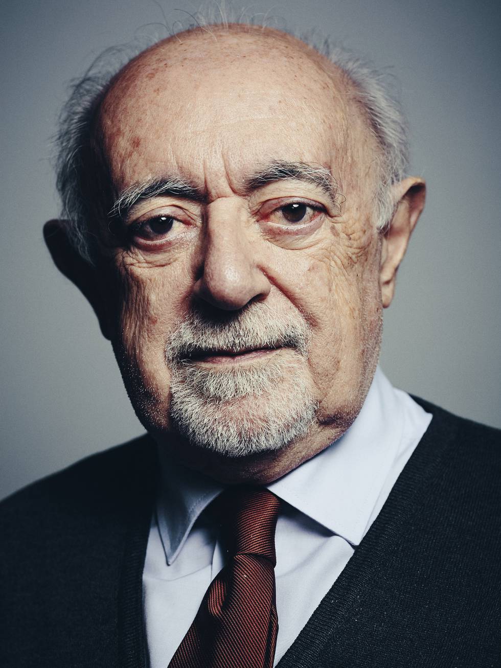 Carlos García Gual: “Los alumnos pasan mucho tiempo con el móvil. No saben nada”