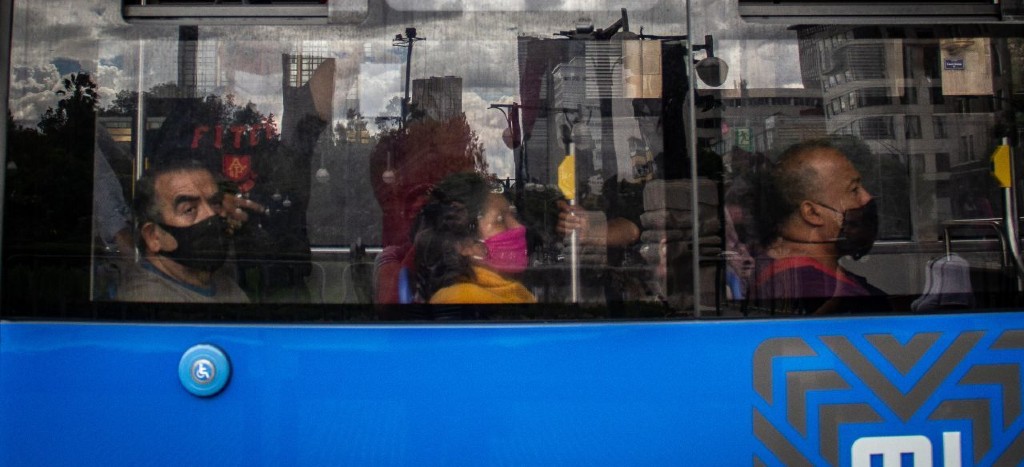 Usar cubrebocas en transporte público y ‘otros entornos confinados’ donde Covid-19 se extiende, pide OMS