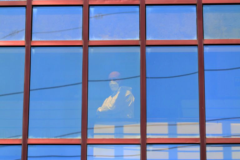 Centro de Acogida de Emergencia y Derivación (CAED) gestionado por la Cruz Roja en Málaga, foco de un brote con al menos 89 positivos de coronavirus.