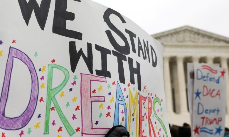 Victoria para ‘dreamers’: Trump no puede rescindir DACA, determina Corte Suprema