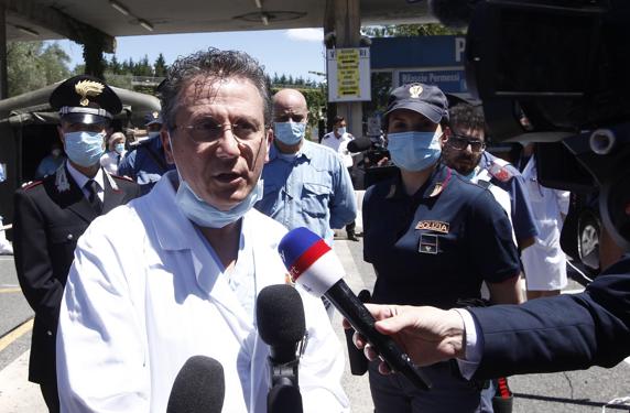 El doctor Sabino Scolletta atiende a los medios