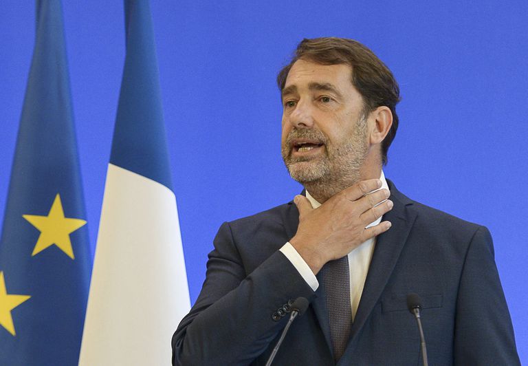 El ministro del Interior de Francia, Christophe Castaner, gesticula durante la rueda de prensa en París este lunes.
