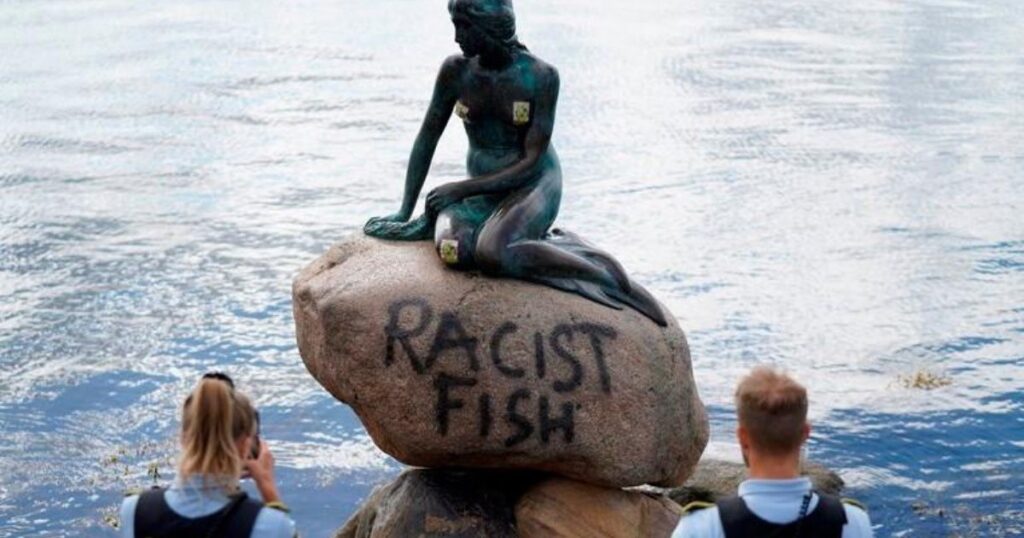 Dinamarca: 'La Sirenita' apareció vandalizada con la inscripción "pescado racista"