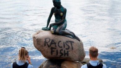 Dinamarca: 'La Sirenita' apareció vandalizada con la inscripción "pescado racista"