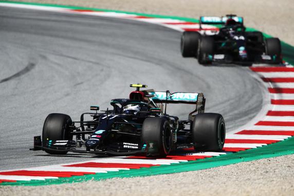 Hamilton, persiguiendo a Bottas