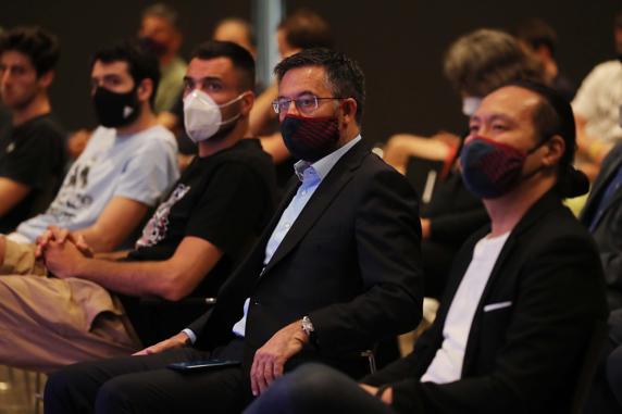 Bolmaro, Abrines y Oriola, en primera fila junto al presidente Bartomeu.