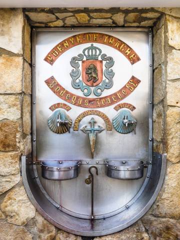 Fuente de agua y vino de Bodegas Irache, cerca de Ayegui (Navarra).