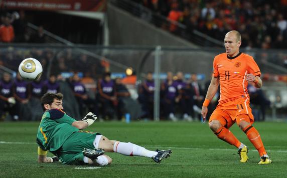 Parada clave de Casillas a Robben en la final del Mundial
