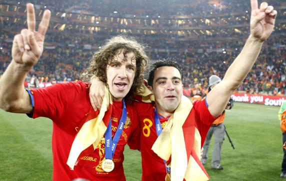 Puyol y Xavi, con la 'senyera' tras ganar el Mundial 2010